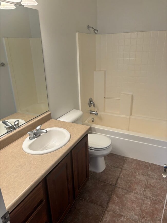 Building Photo - Great Location! Lots of Amenities