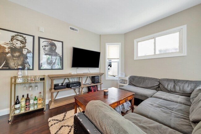 Building Photo - 775 Columbia Rd