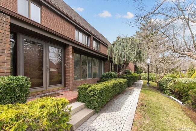 Building Photo - 18 Acorn Ponds Dr