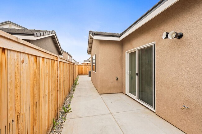 Building Photo - Brand New Three Bedroom Home in Clovis Unified School District!