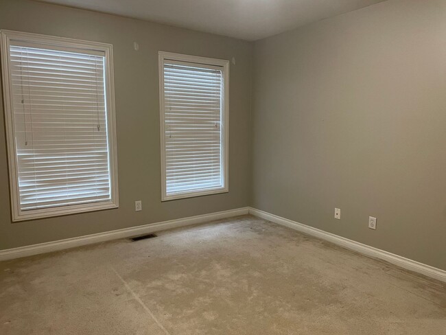 Building Photo - 2 master suites with walkin closets, singl...