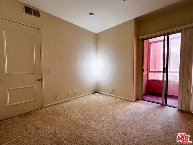 Building Photo - 4830 Elmwood Ave