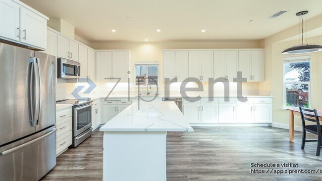 Building Photo - 1313 Crestview Ct