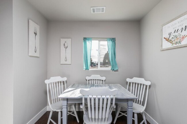 Building Photo - "Charming 2-Bed Oasis with 988 Sq Ft of Comfort in Cheyenne!"