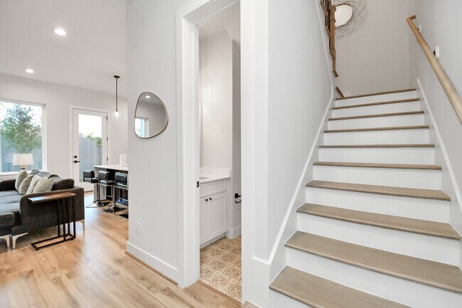 Building Photo - 6115 Campos Dr