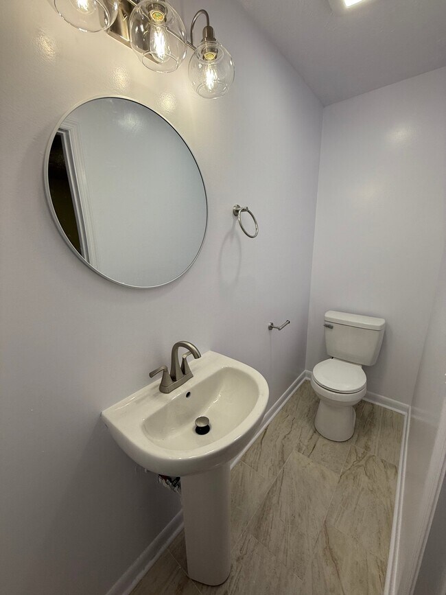Building Photo - 810 Summer Hill Ln