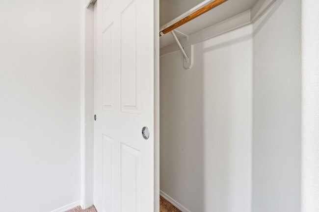 Building Photo - Beautiful Townhome in the Highly Desirable Oak Hills community!