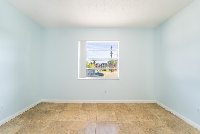 Building Photo - 1021 Apollo Beach Blvd