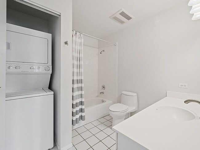 Building Photo - "Charming 2-Bed, 2-Bath Retreat in Northfield's Arbor Lane Oasis!"
