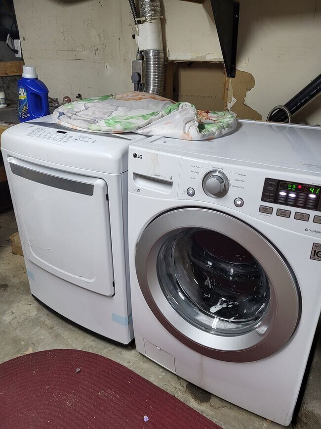 Building Photo - 305-305 W 11th St