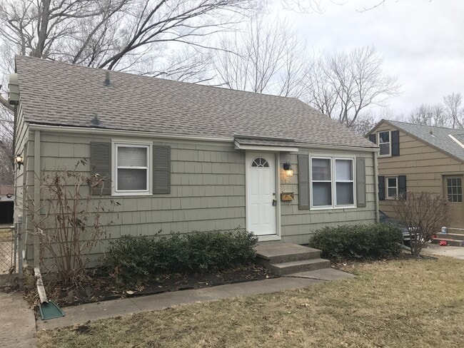 Primary Photo - {8146} Charming Waldo Ranch + Hardwood Flo...