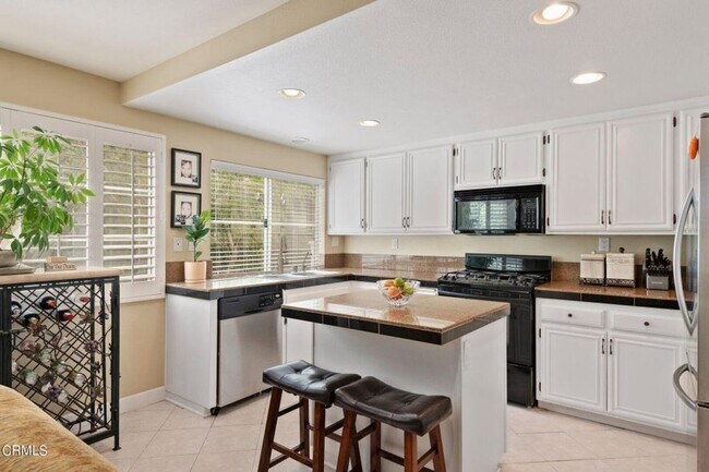 Building Photo - 2 Bedroom + 2.5 Bathroom Townhome + Loft! | Weston Cape Regatta | Ventura | Unfurnished