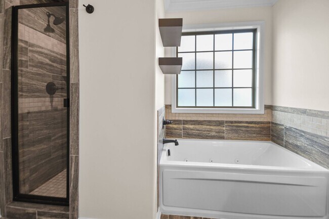 Building Photo - Pet Friendly Four Bedroom!