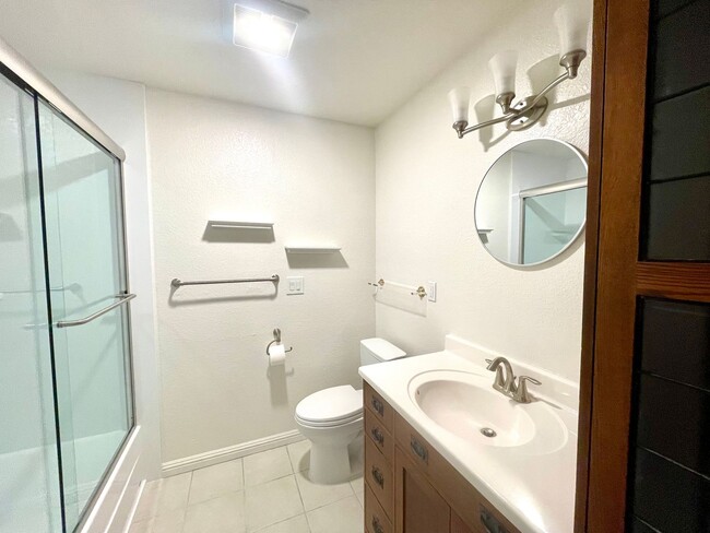 Building Photo - Spacious Remodeled Condo in desireable Com...