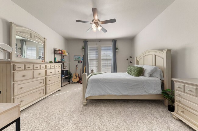 Building Photo - Upscale Living!