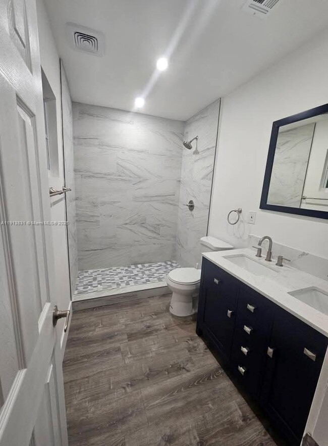 Building Photo - 425 NE 109th St