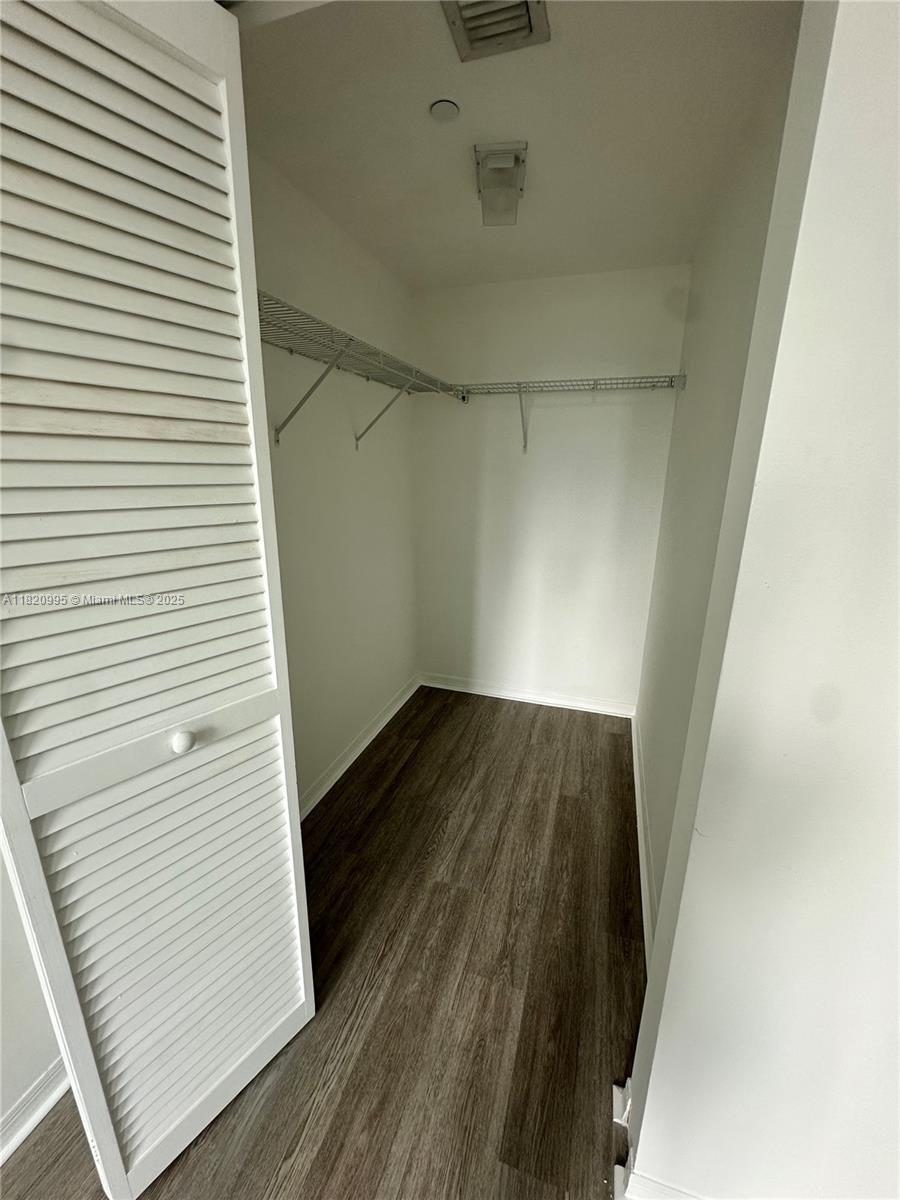 Building Photo - 950 Brickell Bay Dr
