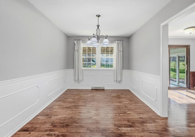 Building Photo - 2212 Rose Dr