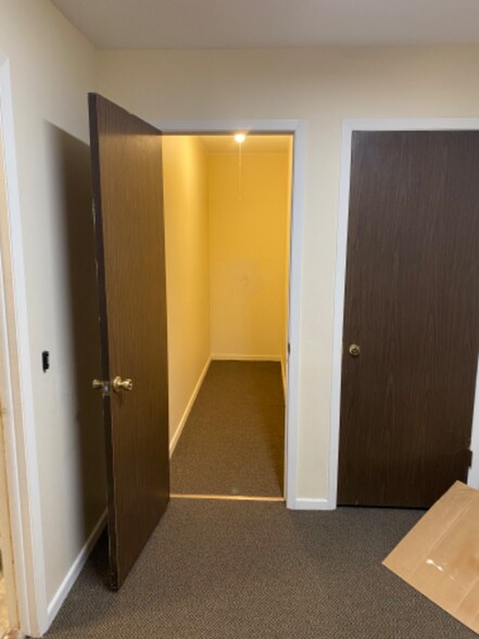 Building Photo - 2005 NW Hickory Ln