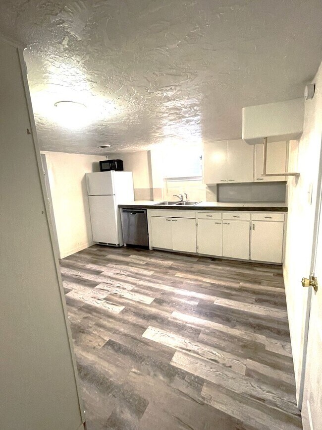Interior Photo - (2001 9th Ave)