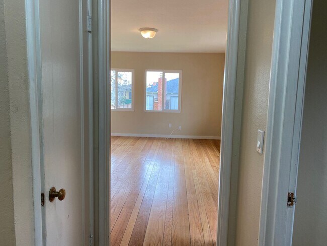 Building Photo - Epic REA-Great 1 BR/1 BA Unit in a S/S Duplex