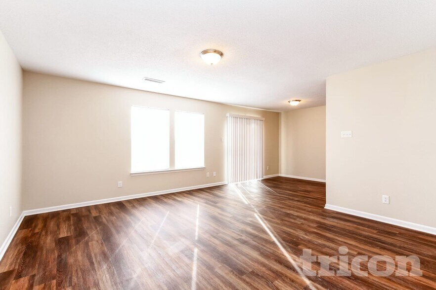 Building Photo - 10975 Walnut Grove Bend