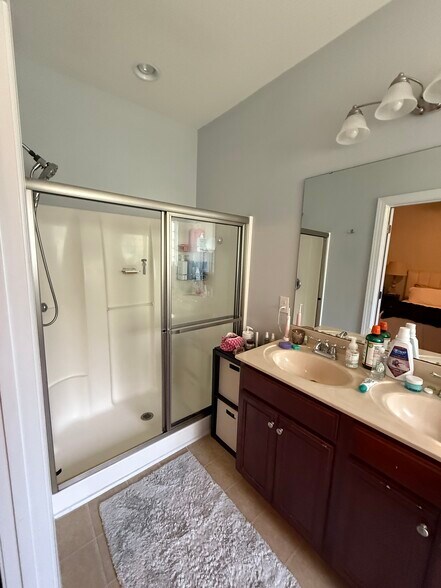 Main bathroom shower / vanity - 2615 Stewart Pines Dr