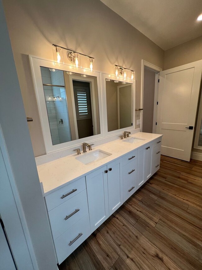 Building Photo - Beautiful 4 Bedroom, 4 Bathroom Home in Th...