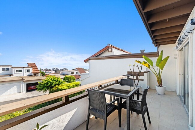 Building Photo - Luxury Home with Ocean Views