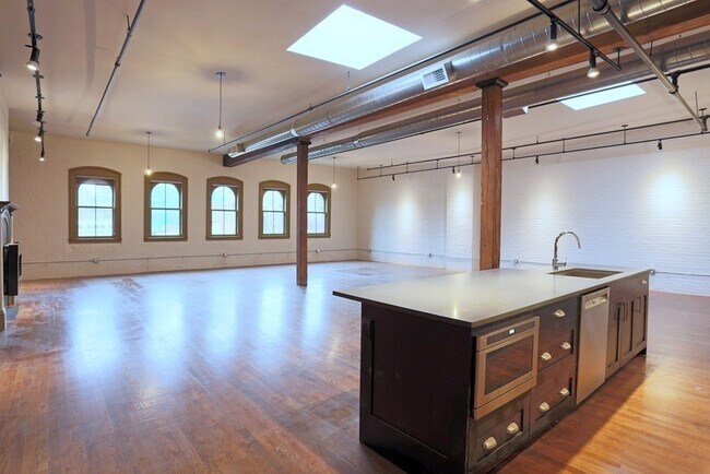 Building Photo - 144 Lincoln St