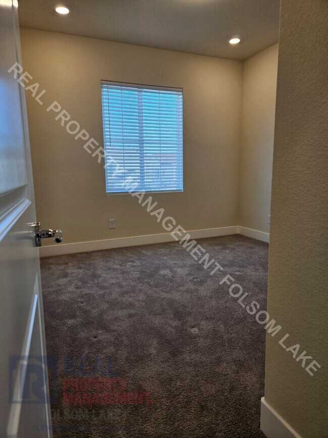 Building Photo - Available Now! 5 Bedroom 4.5 Bath at Russe...