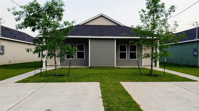 Primary Photo - 419 E Avenue G