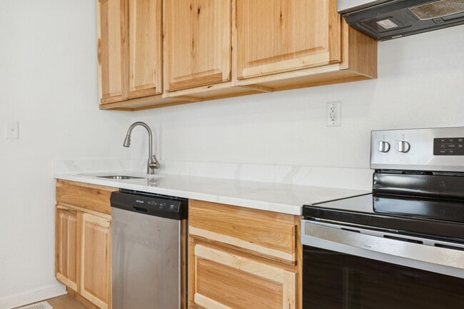 Building Photo - Newly renovated! Beautiful 2 bed, 1 bath home in historic Cradock.