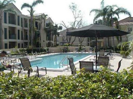 Building Photo - 977 Riverside Dr