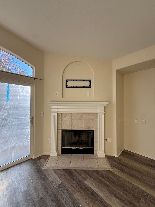 Building Photo - Beautiful Bradley Square Single Story Home With Easy Access to Shopping/101 Frwy