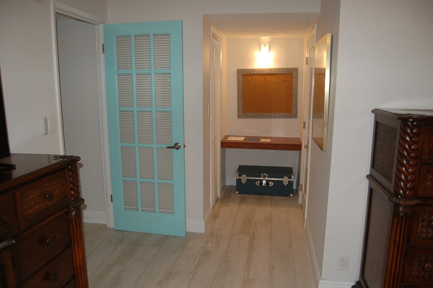 Building Photo - 575 Oaks Ln