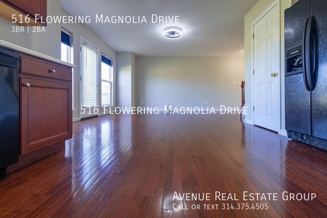 Building Photo - Bright End-Unit Townhome in Magnolia Village!