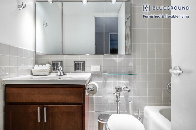 Building Photo - 860 N Dewitt Pl