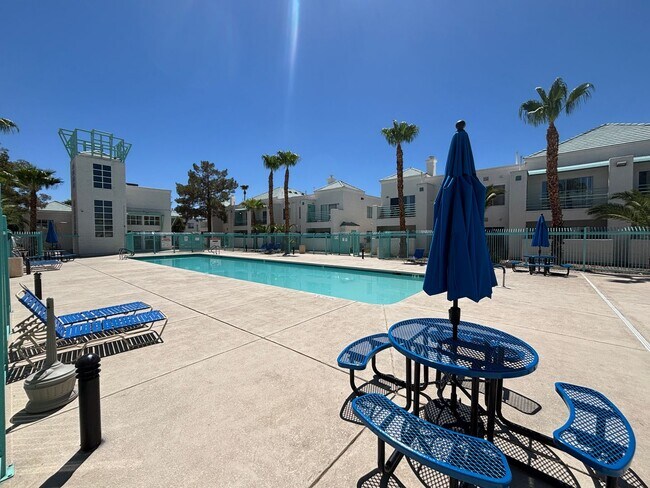 Building Photo - Beautiful 2Bed/2Bath 2nd floor condo located in the Highgate Condos gated community In Summerlin