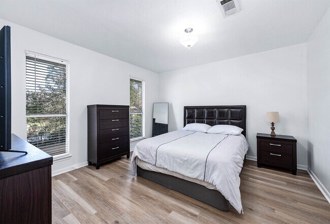Building Photo - 26715 Maplewood Dr