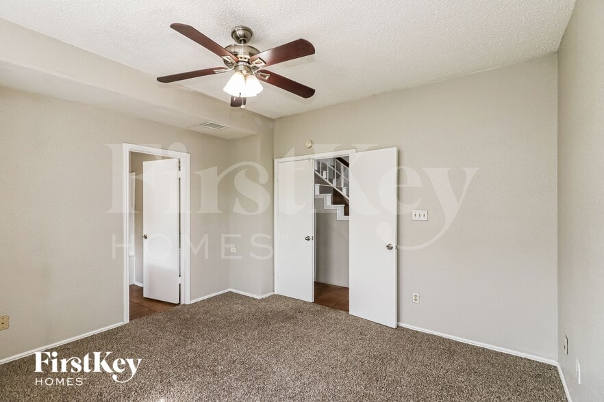 Building Photo - 8603 Kinghaven St