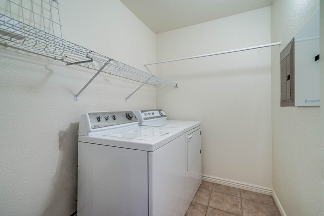 Building Photo - 3 Bedroom 2.5 Bathroom - Hidden Valley Tow...