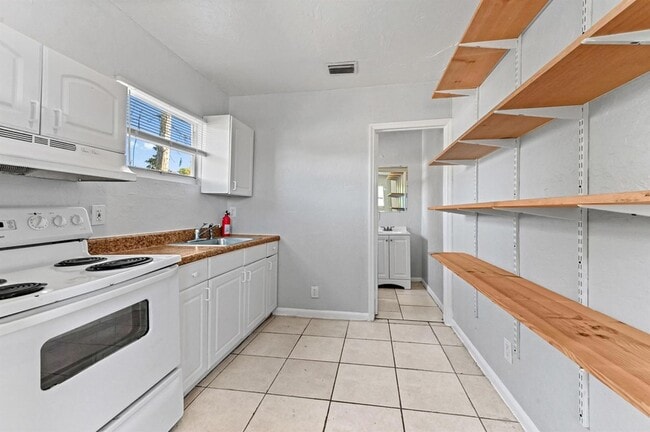 Building Photo - 515 Putnam Rd