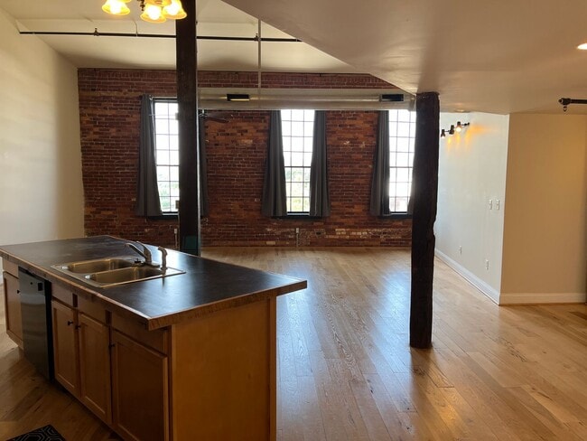 Primary Photo - 265 N Queen St