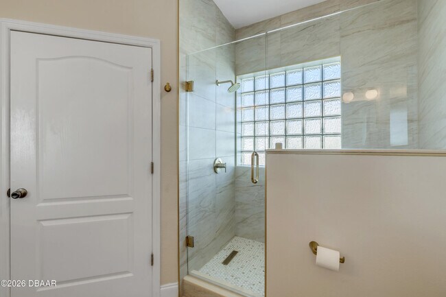 Building Photo - 646 S Pine St