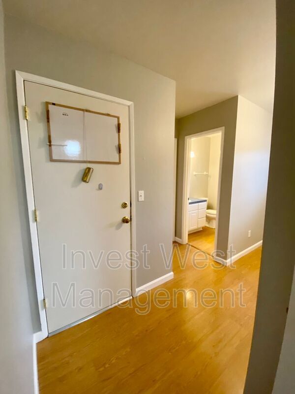 Building Photo - 6224 NW Dogwood Dr