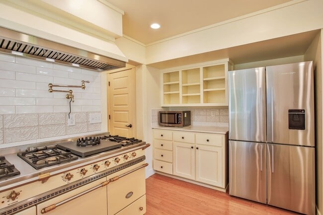 Building Photo - 1086 Village Loop