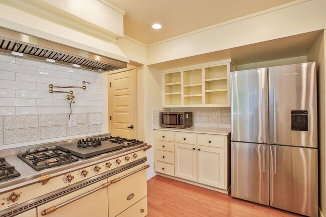 Building Photo - Lovely Cottage Home and Property Located in The Highlands in Langley!