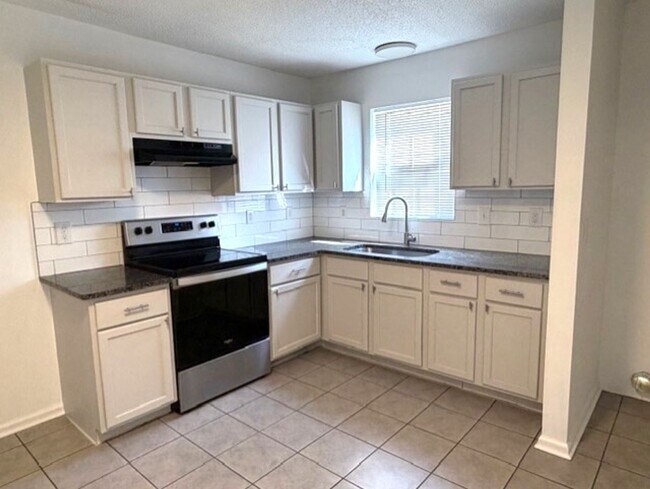 Building Photo - ~ Cute 2-Bedroom Home w/fenced back yard! ~