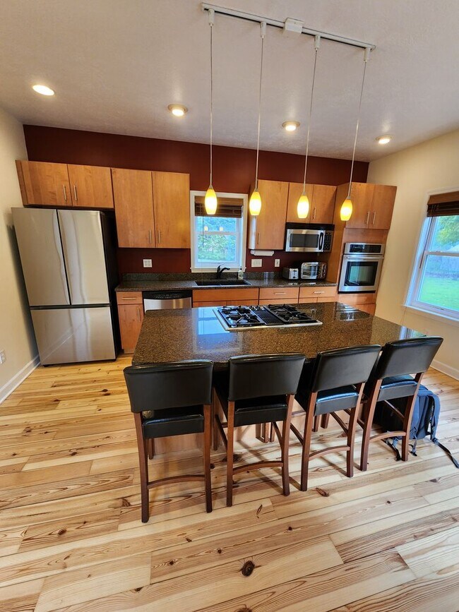 Building Photo - Gorgeous Home For Rent in Ohio City! 2 Master Suites!